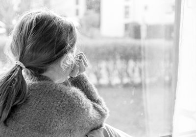 Enfant boudant devant le fenêtre